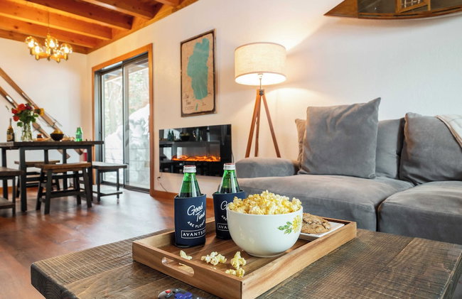Minutes to Skiing & Lake Hot Tub, Fire Pit, Deck Indigo Owl by Avantstay - Foto 17
