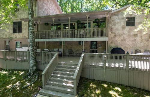 Secluded Lakefront Escape w Private Dock, 600ft Shoreline and Views, Sleeps 13 - Foto 16