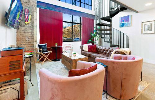 Theatre Retreat 2 Bedroom Loft - 1 Blk from Theatres - Foto 4