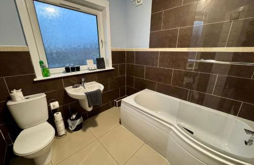 FERRY HOUSE - INVOICE and REDUCED PRICE only via SUNRISE SHORT LETS DUNDEE, 4 Bed House, Great for Contractors, Fully Equipped, Private Parking, Easy Ring Road Access - ASK SUNRISE SHORT LETS - and ONLY 5 Mins to STANNERGATE Ports - Foto 8