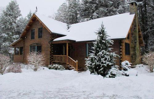 Cozy Log Cabin with a Private Hot Tub near Beartown State Forest, Massachusetts - Foto 19