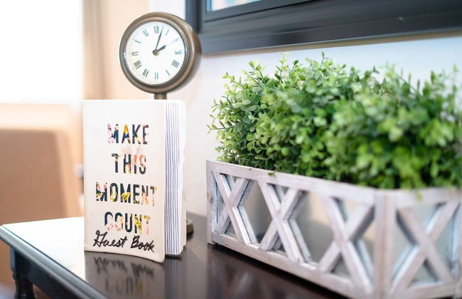 The Cozy Corner A Capitol Hill Escape - Photo 13