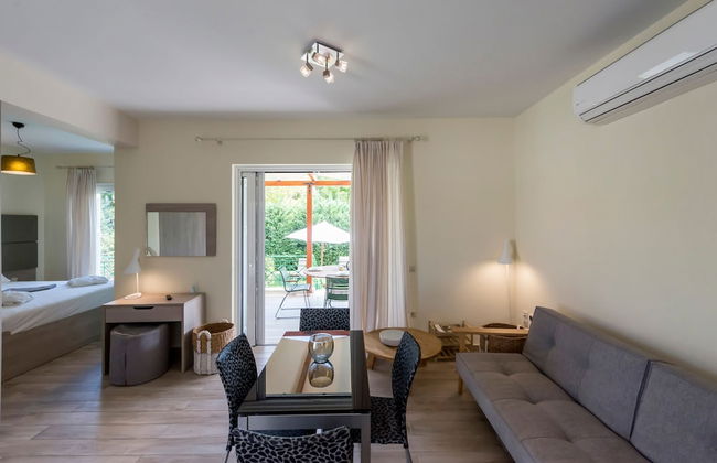 Estia Coastal Dream - Lush & Enchanting Garden Gem - Photo 3