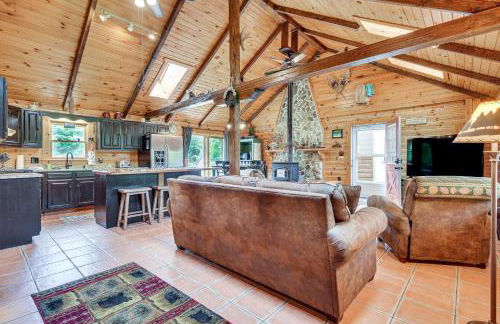 Woodsy Beaver Cove Cabin with Deck and Fire Pit! - Foto 5