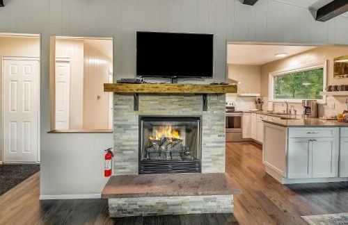 Cozy Mountain Home with Great Views, Deck & WiFi - Photo 4