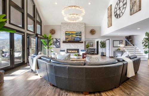 LOTO Pointe, Updated Luxury Home w/ Boat & PWC Slip, Boat Ramp, Firepits, Pool Table & More! - Foto 2