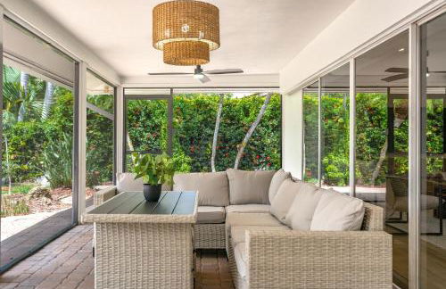 Serene Pool & Spa Home near Beaches & Downtown - Foto 16