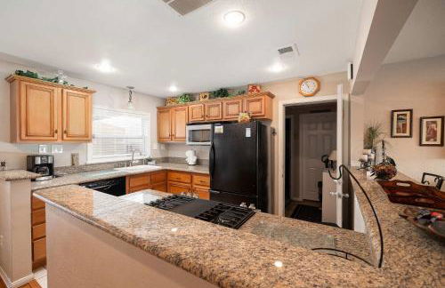 Walk to the Beach Private Backyard and Fire Pit - Foto 19