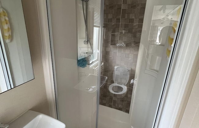 2 Bed Caravan - Sleeps 6 - Parking - Pets - Photo 16