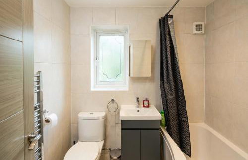 Family-Friendly 3-Bed House with Huge Garden - Foto 22