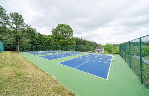 Secluded Retreat w Hot Tub, FirePit & Pool Access - Foto 43