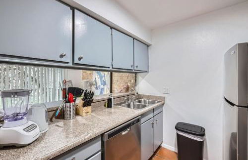 Your Airy King Suite Getaway - Sleeps 4 - Pool, Prkg - Photo 24