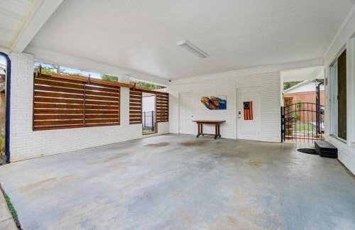 Poolside Bungalow with Fire Pit Fun and King Suite - Foto 33