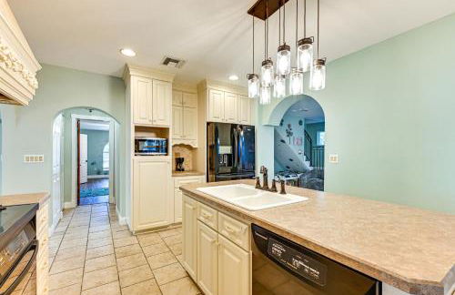 1 Block to Sims Park Spacious Getaway with Balcony - Foto 6