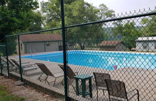 Lakeside Retreat - Romantic Cabin - Resort Pool, Dock, Fire Pit! - Foto 13