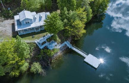 Lakefront Cottage - Spacious House with Private Dock - Foto 17