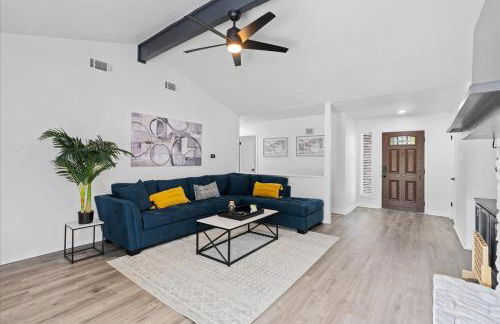 Super Comfy Home with Hot Tub! - Photo 12