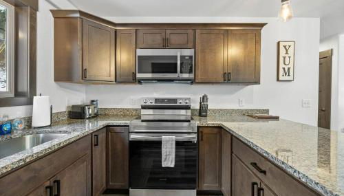 Hillside Haven - Foto 3, stove, dishwasher, toaster