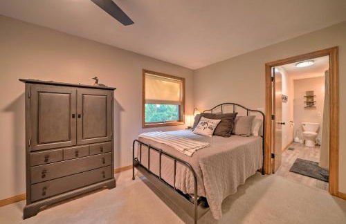 Custom-Built Lakefront Cottage with Spacious Yard! - Foto 14