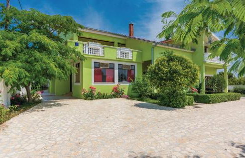 Six-Bedroom Holiday Home In Sv Filip I Jakov - Foto 15