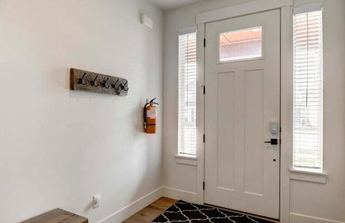 Scenic Modern Home with Private Patio & Fireplace - Foto 39