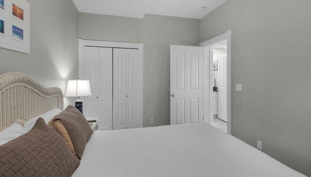 2 Minutes to Beach & Next to Pool - Free Beach Setup, Sleeps 12 - Foto 4, Habitación