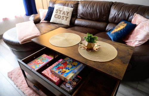 Located in the peaceful NG8 Wollaton , Perfect for Business Trips & Family Holidays or working proffesionals-long term deals, M1 Nearby , Free Parking , Private Garden , 500Mb Wi-Fi , Netflix - Foto 41