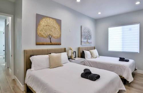 H&H New Built 2023 Hidden Gem Heart of OC 3 Queen Beds - Foto 31