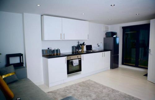 Perfect 1 Bed Apartment Sleeps 5 1 Kingsize bed 1 double Sofabed & Foldable Single bed Free Parking Wifi good transport network shopping Holiday Makers Families Contractors in North London - Photo 61