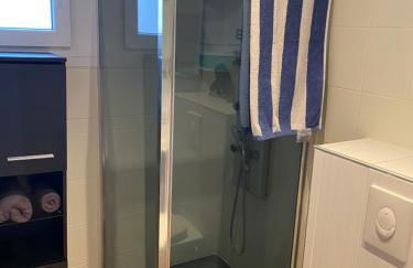 Nancy, Magnifique studio totalement climatisé, meublé, salle de bains et wc séparés, parking privé, cuisine équipée, WIFI - Foto 8