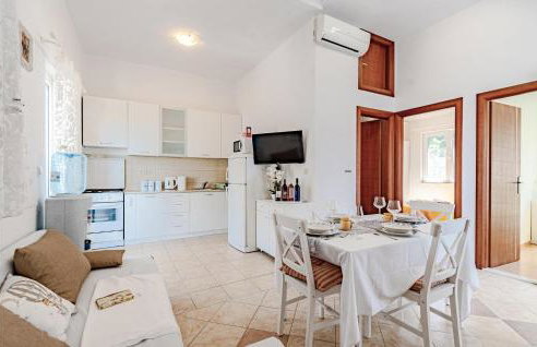 2 Bedroom Stunning Apartment In Osobljava - Foto 14