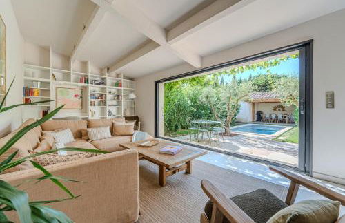 Gorgeous village home with heated pool, ideally located - Foto 12