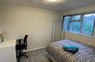 Spacious 3 Bedroom Home in Bletchley - Foto 13