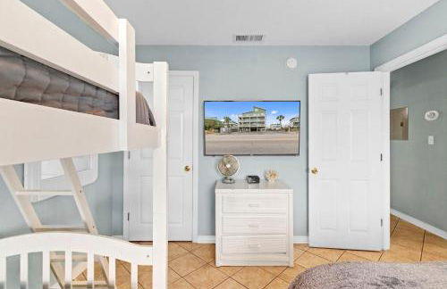 3BR Condo Gulf Views with Pool, Boat Launch and Dock - Photo 14