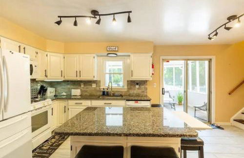 Lrge 5 BR 9 Beds Near DC-Pool, Hot Tub, Gym, Game Rm, Fire Pit - Foto 11