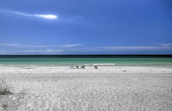 Updated Condo Near Beach: Ideal Walkable Location - Foto 48