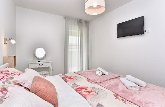 Modern Villa With Private Hydromassage Pool - Photo 7