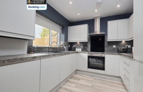 Spacious 4BDR House By Homebird Property Management Short Lets & Serviced Accommodation Leeds With Private Parking & Garden - Foto 31