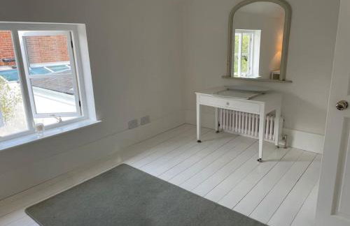 Double-Bed Bedroom, Living Room and Kitchenette, private Bathroom and Utility Room available at Willow House, Shepperton - Foto 15