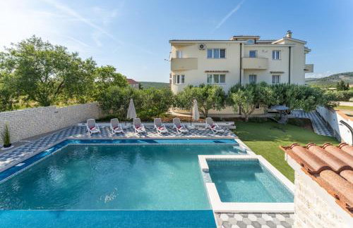 Apartman Strmota s bazenom i jakuzijem - Foto 21