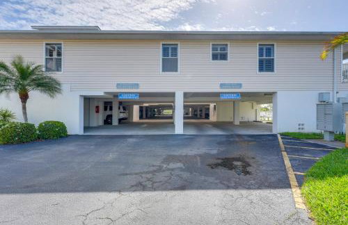 Large Balcony and Water Views Indian Shores Condo! - Foto 26