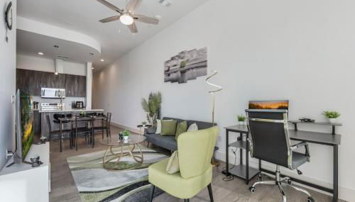 Snappy loft style 2BR I Gym I Parking I Workspace - Photo 4, minibar