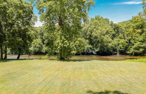 Riverfront Log Cabin Hot Tub, Mtn Views & Hottub - Foto 37