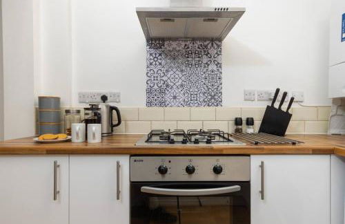 4Bed Central House w Parking & Garden - Foto 21