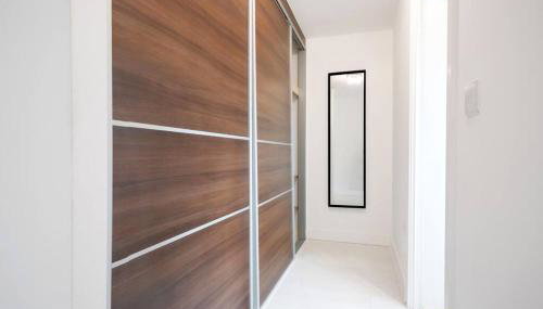 Stylish 6 Bedroom 3 Bathroom Detached House with Free Parking, Super-Fast Wifi, Pool Table, Smart TVs with Netflix by Yoko Property - Foto 4