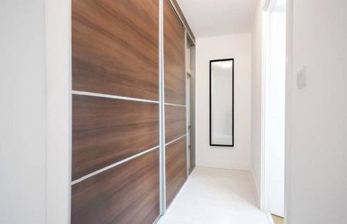 Stylish 6 Bedroom 3 Bathroom Detached House with Free Parking, Super-Fast Wifi, Pool Table, Smart TVs with Netflix by Yoko Property - Foto 4