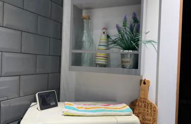 Stunning 2 Bedroom Bungalow - Free Parking - Convenient Location - Foto 23