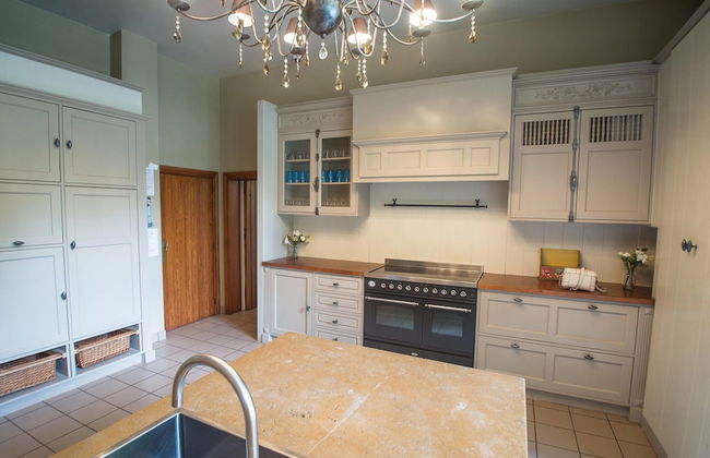 Magnificent Luxury Chateau in Vast Garden with Sauna & Hot Tubs - Photo 25