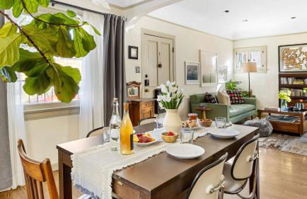 Spanish Revival Charm in Silver Lake w Patio BBQ Walkable Location Maltman Manor by AvantStay - Photo 4