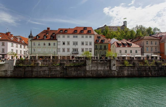 Ljubljana Riverbank Apartment in City Centre! - Photo 13